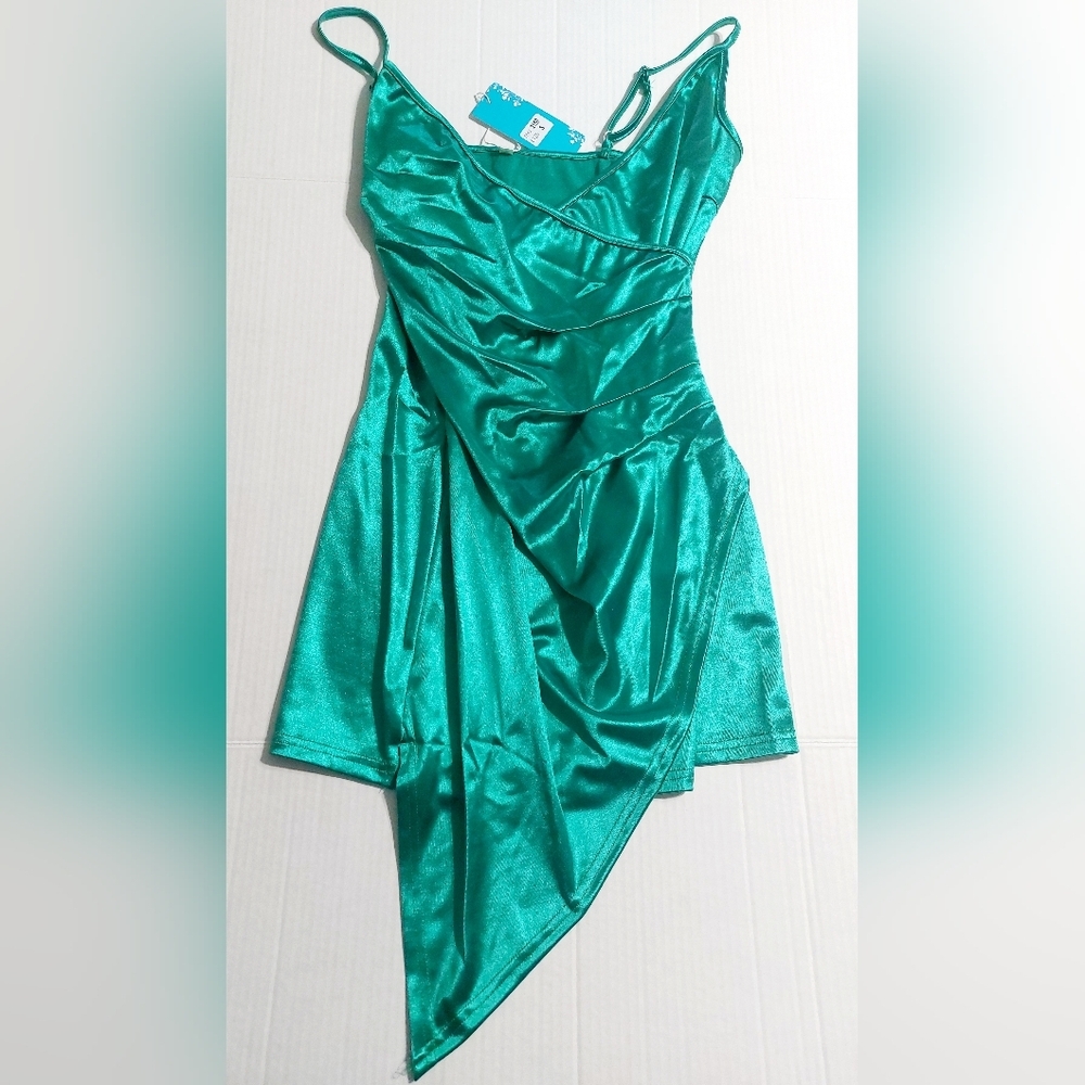 Emerald Green Satin Asymmetrical Mini Dress Ruched Side V Neck NWT Size Small - Picture 3 of 9